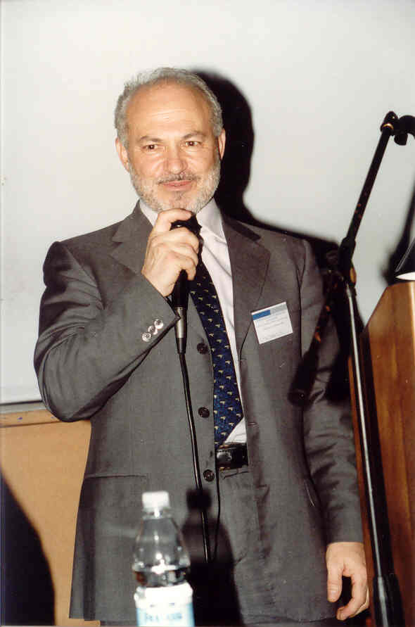 Il dott. Pietrantoni, relatore ed operatore, al convegno su sindrome da defecazione ostruita ed emorroidi. avezzano, 2003. b